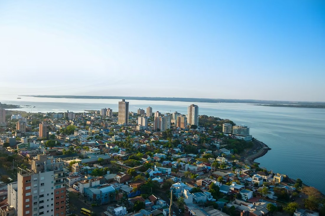 Vista aérea de la costanera de Posadas sobre el río Paraná al atardecer